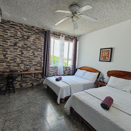 La Zona Hostel San Salvador Quarto foto